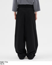 Load image into Gallery viewer, AJOBYAJO One Tuck Oversized Cotton Pants Black