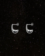 Load image into Gallery viewer, OOO Curve SS Earrings Silver