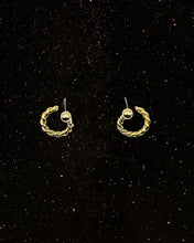 Load image into Gallery viewer, OOO Twistbend Earrings Gold