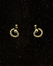 Load image into Gallery viewer, OOO Twistbend Earrings Gold
