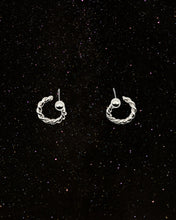 Load image into Gallery viewer, OOO Twistbend Earrings Silver