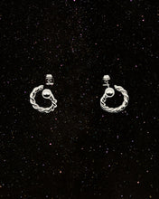 Load image into Gallery viewer, OOO Twistbend Earrings Silver