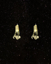 Load image into Gallery viewer, OOO Leaf Earrings Gold