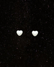 Load image into Gallery viewer, OOO Pearl Heart Earrings