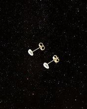 Load image into Gallery viewer, OOO Pearl Heart Earrings