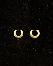 Load image into Gallery viewer, OOO Classic SS Hoop Earrings Gold