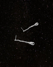 Load image into Gallery viewer, OOO Teardrip Earrings Silver