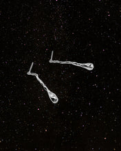 Load image into Gallery viewer, OOO Teardrip Earrings Silver
