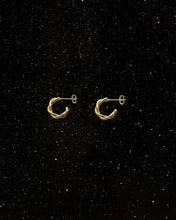 Load image into Gallery viewer, OOO Twine SS Hoop Earrings Gold