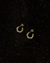 Load image into Gallery viewer, OOO Twine SS Hoop Earrings Gold