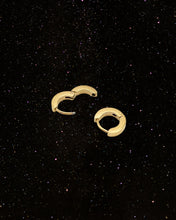 Load image into Gallery viewer, OOO Classic SS Hoop Earrings Gold
