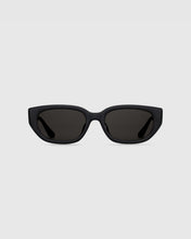 Load image into Gallery viewer, BLUE ELEPHANT Smize Sunglasses Black