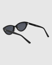 将图片加载到图库查看器,BLUE ELEPHANT Delma Sunglasses Black