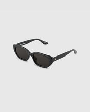 Load image into Gallery viewer, BLUE ELEPHANT Smize Sunglasses Black
