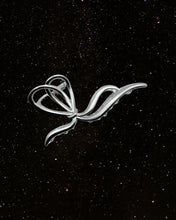 Load image into Gallery viewer, OOO Wavy Ribbon Hair Claw Silver
