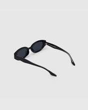 Load image into Gallery viewer, BLUE ELEPHANT Raffia Sunglasses Black
