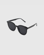 Load image into Gallery viewer, BLUE ELEPHANT Han Sunglasses Black
