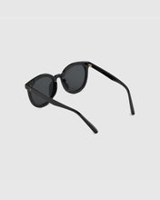 Load image into Gallery viewer, BLUE ELEPHANT Han Sunglasses Black
