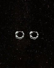 Load image into Gallery viewer, OOO Dew Earrings Silver
