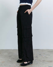 Load image into Gallery viewer, Fallett Parachute Cargo Banding Pants Black
