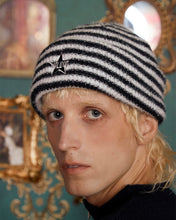 将图片加载到图库查看器，UNALLOYED Logo Star Stripe Beanie Black
