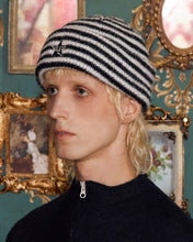 将图片加载到图库查看器，UNALLOYED Logo Star Stripe Beanie Black
