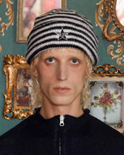 将图片加载到图库查看器，UNALLOYED Logo Star Stripe Beanie Black
