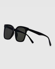 Load image into Gallery viewer, BLUE ELEPHANT Sinatra Sunglasses Black
